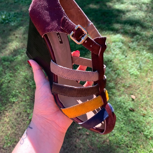 NWOT Cowhide Multi-Strap Wedge Heels - Picture 11 of 12